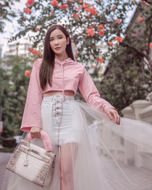 Ngoài đồ hiệu, Jamie Chua còn thường xuyên đi du lịch. Có thông tin cho rằng mỗi lần đi du lịch, cô đều có bảo mẫu, nhiếp ảnh gia và những người khác đi cùng.