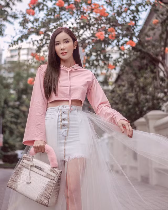 Ngoài đồ hiệu, Jamie Chua còn thường xuyên đi du lịch. Có thông tin cho rằng mỗi lần đi du lịch, cô đều có bảo mẫu, nhiếp ảnh gia và những người khác đi cùng.