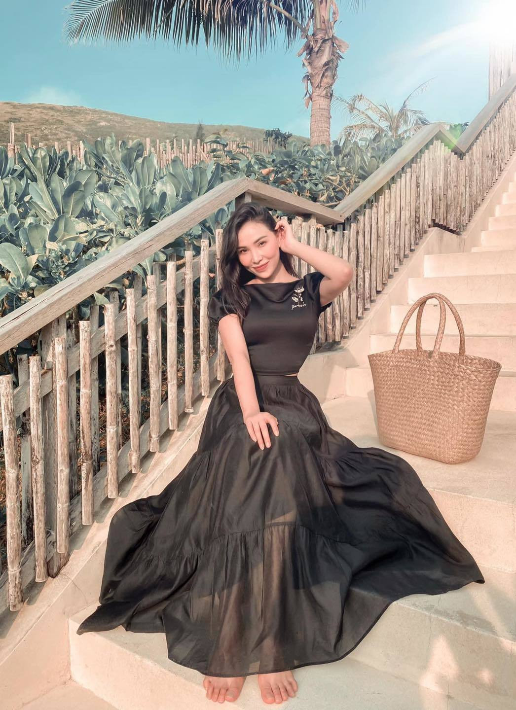 Thời gian gần đây, Quỳnh Thư ít hoạt động ở làng giải trí, tập trung kinh doanh. Người đẹp mới mở nhà hàng Nhật tại TP HCM.