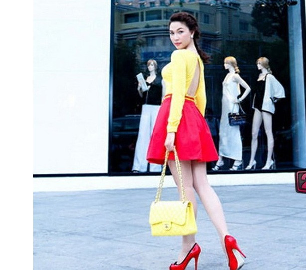 Quỳnh Thư tung tăng chụp ảnh với túi xách Chanel giá 6.000 đô, giày Dolce &amp; Gabbana và bông tai Chanel.