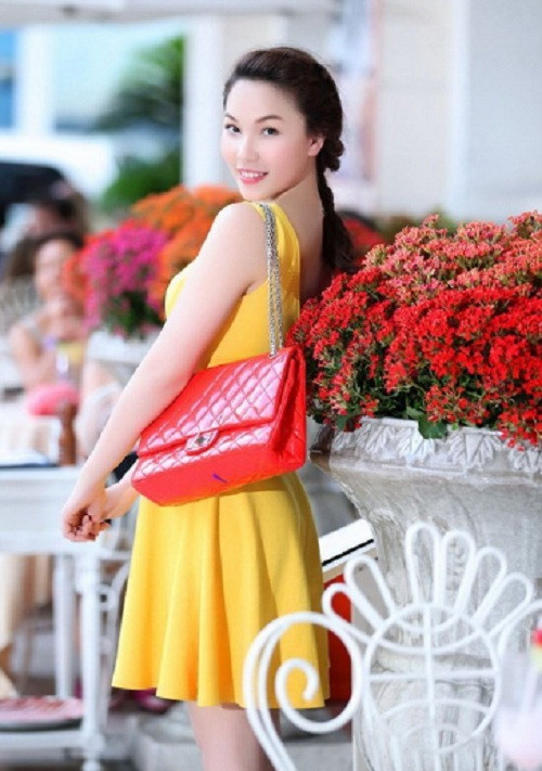 Một chiếc túi hiệu Chanel màu đỏ xinh xắn giá 5.500 USD của Quỳnh Thư.