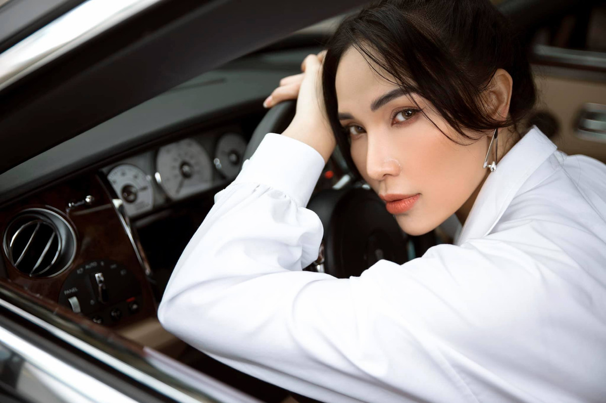 Mới đây, người mẫu Quỳnh Thư (32 tuổi) thu hút sự quan tâm của dư luận bởi nghi vấn hẹn hò cầu thủ Tiến Linh. Quỳnh Thư không phải gương mặt xa lạ với khán giả bởi đã bắt đầu tham gia nghệ thuật hơn 10 năm trước.