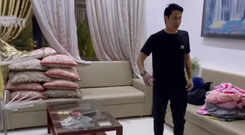 Được Huy Khánh khen hết lời nhưng diễn viên hài Mạc Văn Khoa lại một mực khẳng định đây chỉ là nhà thuê. Dù vậy, Huy Khánh vẫn quả quyết: "Mạc Văn Khoa nó còn có tính khiêm tốn. Trước nó bảo thuê chung cư nhưng ai ngờ căn chung cư đó là nó mua đứt luôn. Giờ nó chê chung cư ồn nên mua hẳn biệt thự riêng 50 tỷ để ở".