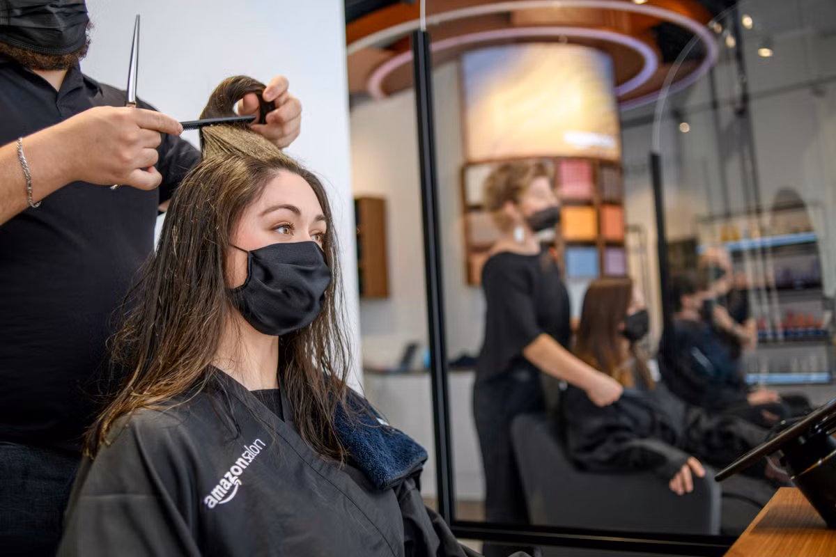 Salon của Amazon còn bố trí các bức tường in hình sản phẩm làm đẹp đi kèm mã QR để khách quét đọc thông tin chi tiết và mua hàng khi cần thiết. Ảnh: LondonNews