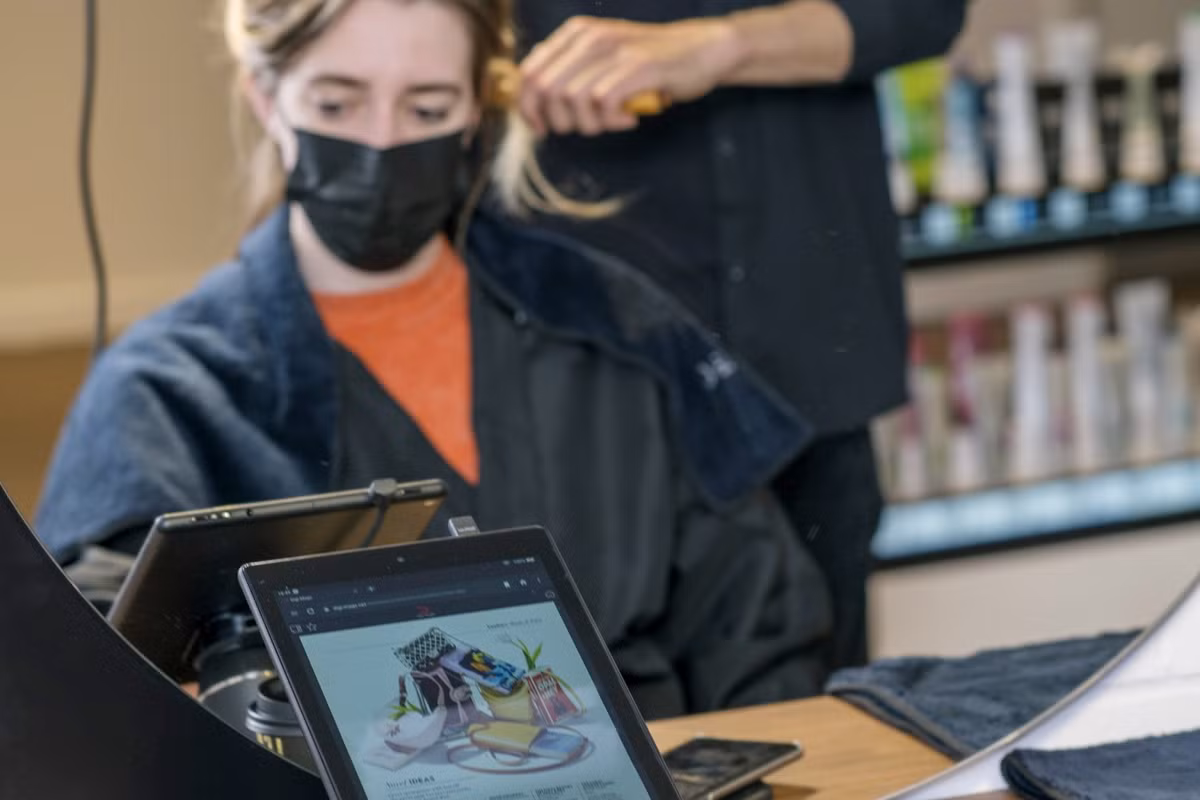 Ngoài ra, tại Amazon Salon khách hàng sẽ được thử nghiệm công nghệ mới “point-and-learn”, nơi khách hàng có thể chỉ vào sản phẩm họ quan tâm trên kệ trưng bày và cung cấp thông tin liên quan để đặt mua các sản phẩm. Sau đó, sản phẩm sẽ được giao trực tiếp đến tận nhà. Ảnh: BI.