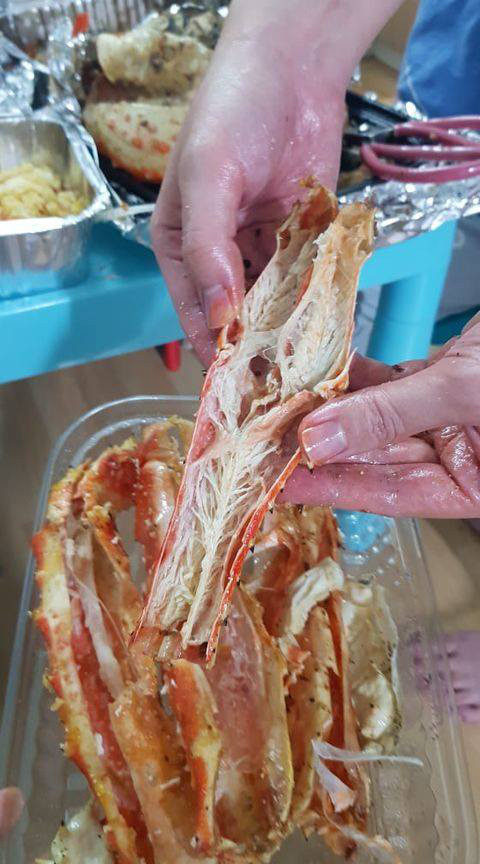 Còn cua nhận được sau khi rang lên, thịt cua teo tóp vô cùng, trông xơ xác, dính cả vào vỏ.