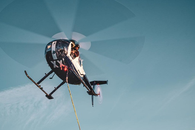 Khi ong hút được mật, toàn bộ tổ ong được trực thăng cẩu lên đưa về nhà máy để làm các công đoạn tiếp theo.