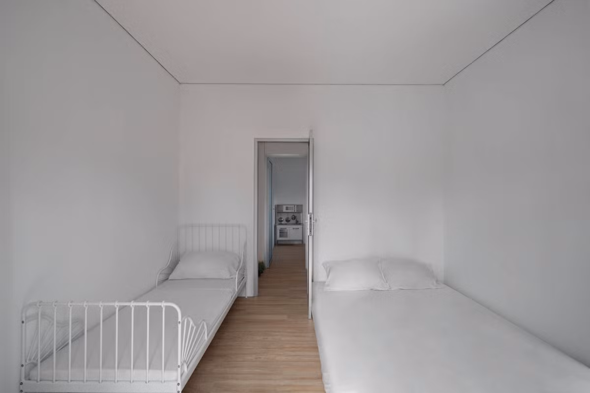 Phòng ngủ tại thiết kế khép kín với một cửa ra vào cùng một ban công nhỏ phía bên ngoài.