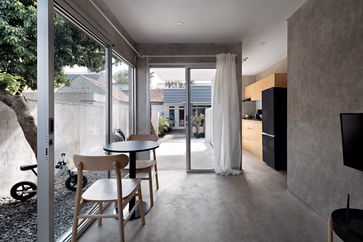 Để đảm bảo đủ lượng ánh sáng và không khí cho ngôi nhà nhỏ hẹp, kiến trúc sư thiết kế nhiều cửa lớn tại tầng 1.