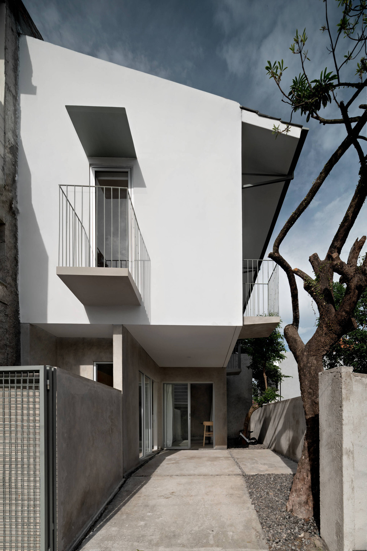 Lối vào 2m rộng giúp việc ra vào đơn giản và tiện lợi.