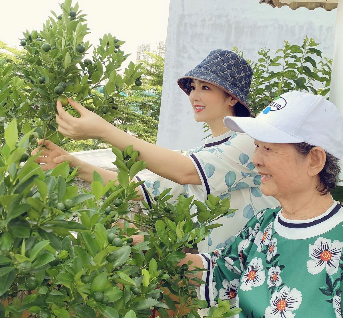 Giáng My chia sẻ, gần 2 tháng nay, thú vui của cô là dắt mẹ "đi du lịch" quanh nhà mỗi ngày. Hai mẹ con ra vườn tưới cây, bắt sâu, ngắm thành quả trồng trọt. Ảnh: Ngoisao