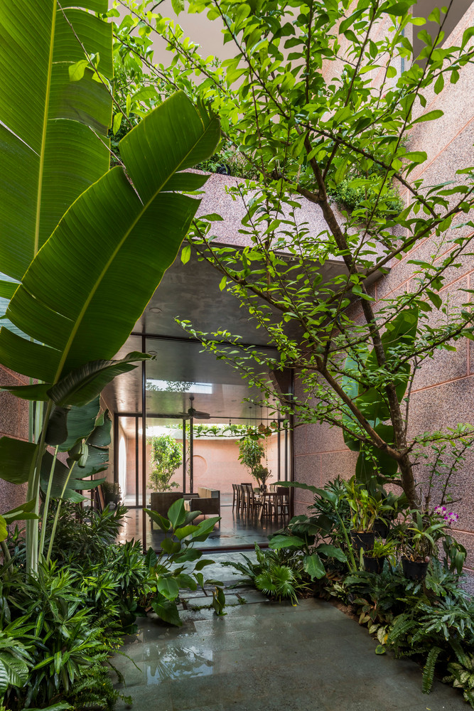 Không gian của Pink House được tách biệt thành các lớp khác nhau bằng vật liệu đá granit đồng nhất bên trong và bên ngoài.