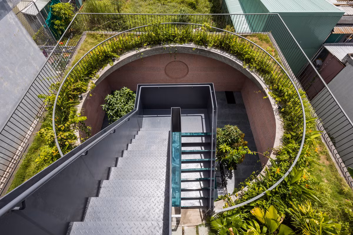 Ánh sáng được thiết lập một cách có chủ đích với các vùng trực tiếp và gián tiếp phân tách không gian thành các thành phần khác nhau: ánh sáng, vật chất, chuyển tiếp, yên tĩnh, nhiệt độ, mang lại một cảm giác yên bình và thân thuộc. Nguồn ảnh: Hiroyuki Oki, Hoàng Lê