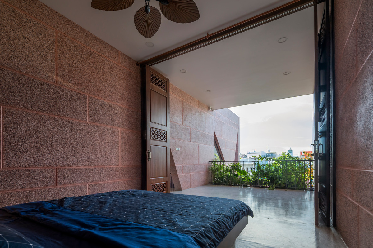 Công trình được thiết kế theo trục đứng của mặt bằng, các phòng ngủ đều có không gian riêng và cảm nhận khác biệt.