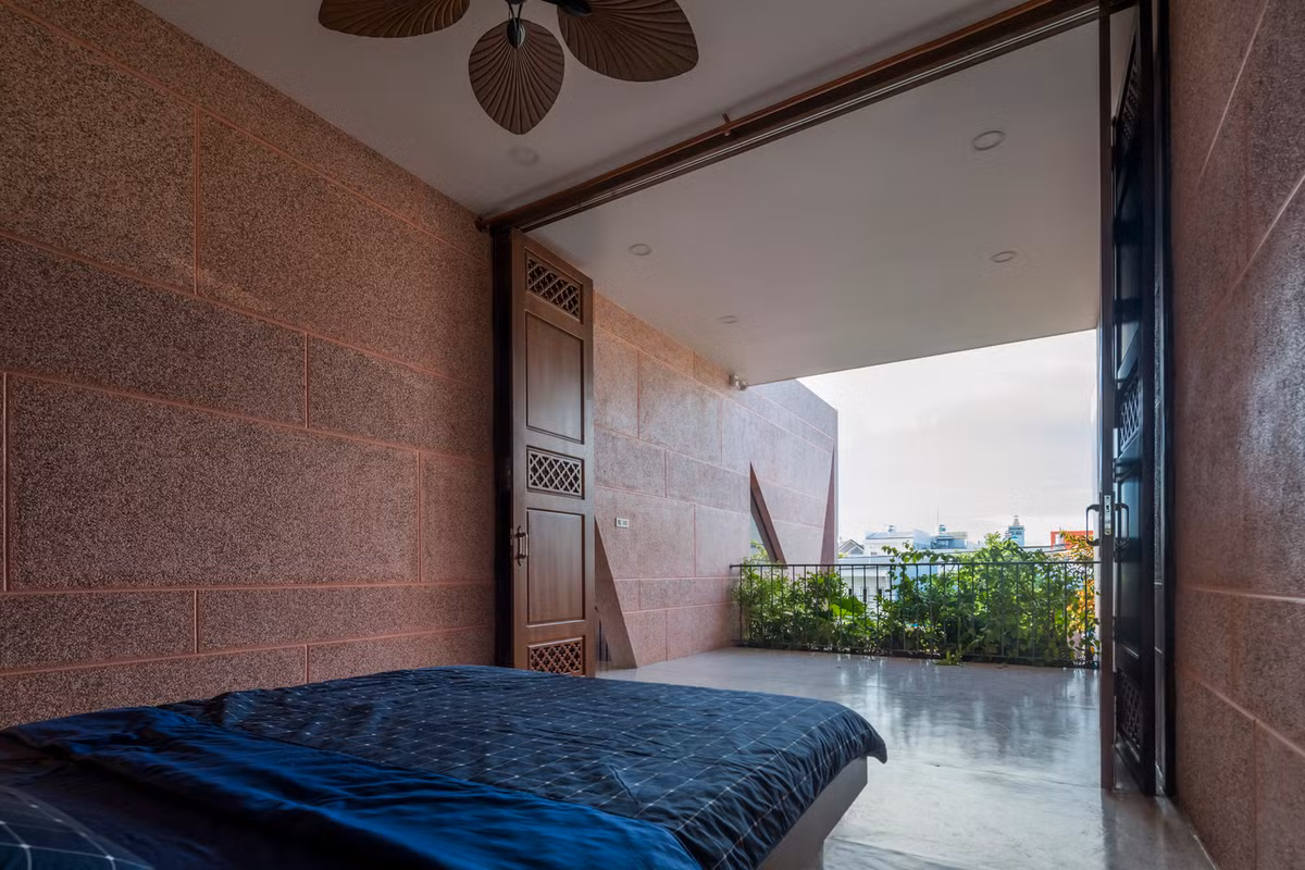 Công trình được thiết kế theo trục đứng của mặt bằng, các phòng ngủ đều có không gian riêng và cảm nhận khác biệt.