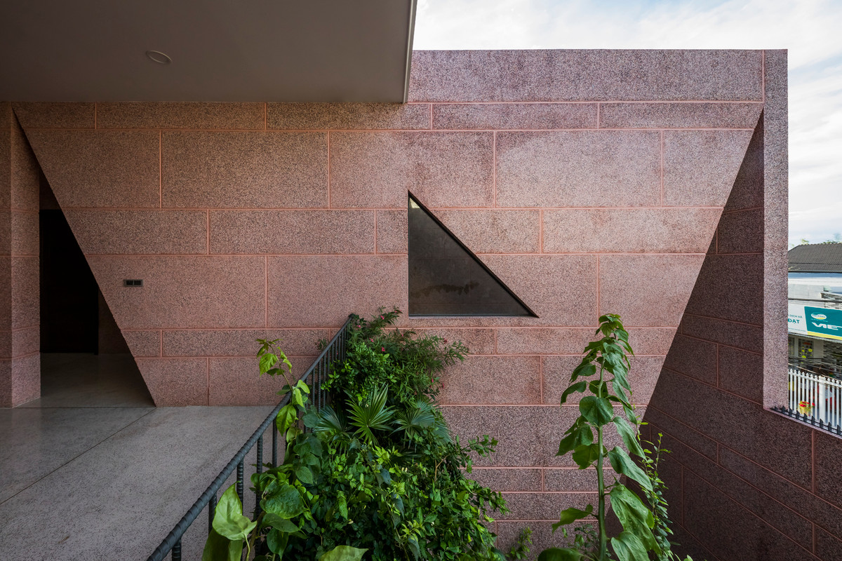 Mỗi góc khuất trong căn nhà đều là nơi để chiêm nghiệm tận hưởng những giá trị thiên nhiên.