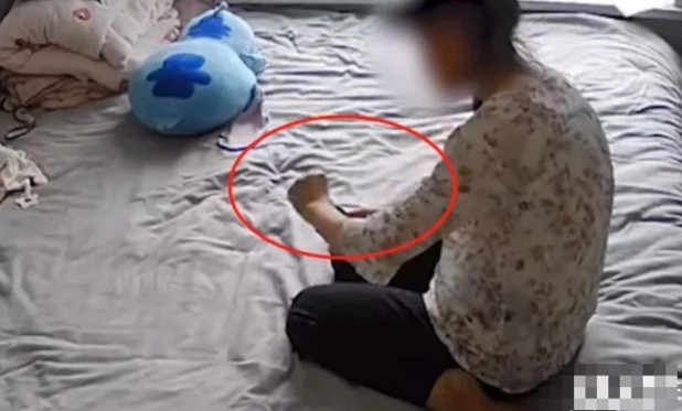 Kiem tra camera, me so chet khiep khi phat hien cu chi la cua nguoi giu tre