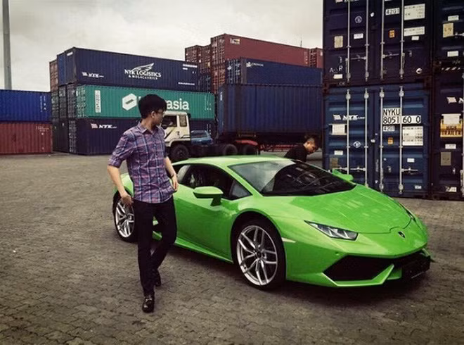 Năm 2015, Phan Hoàng khiến nhiều người choáng váng khi được anhh trai tặng quà sinh nhật là 1 chiếc siêu xe Lamborghini Huracan LP610-4 trị giá 14 tỷ đồng, và là chiếc xanh cốm duy nhất tại Việt Nam.