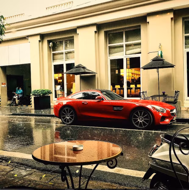 Anh chàng cũng sở hữu Mercedes hai cửa mui trần màu đỏ.