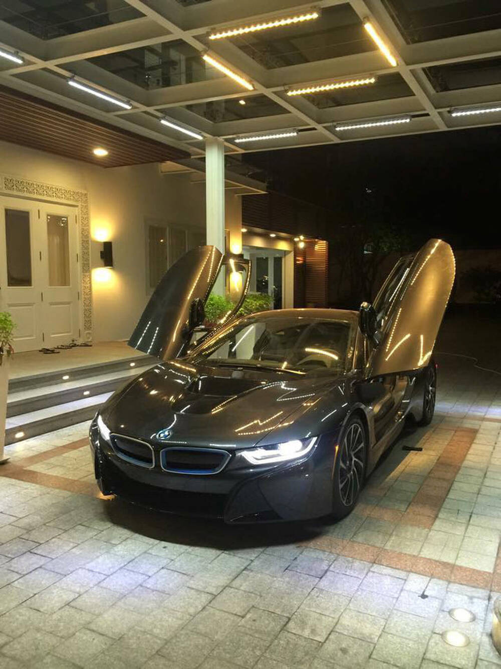 Trước đó, thiếu gia Phan Hoàng cũng đã từng “khoe” trên trang cá nhân của mình hình ảnh chiếc Bentley Continental GT V8 S có giá khởi điểm 202.425 USD (tương đương 4,4 tỷ đồng) tại Mỹ.