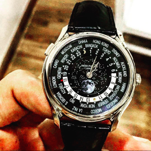 Chiếc đồng hồ Patek Philippe mang tên World Time Moon của Bảo Hưng có giá dao động 46.000 Franc Thụy Sỹ (tương đương hơn 1 tỷ đồng).