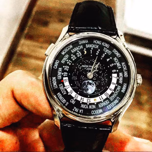 Chiếc đồng hồ Patek Philippe mang tên World Time Moon của Bảo Hưng có giá dao động 46.000 Franc Thụy Sỹ (tương đương hơn 1 tỷ đồng).