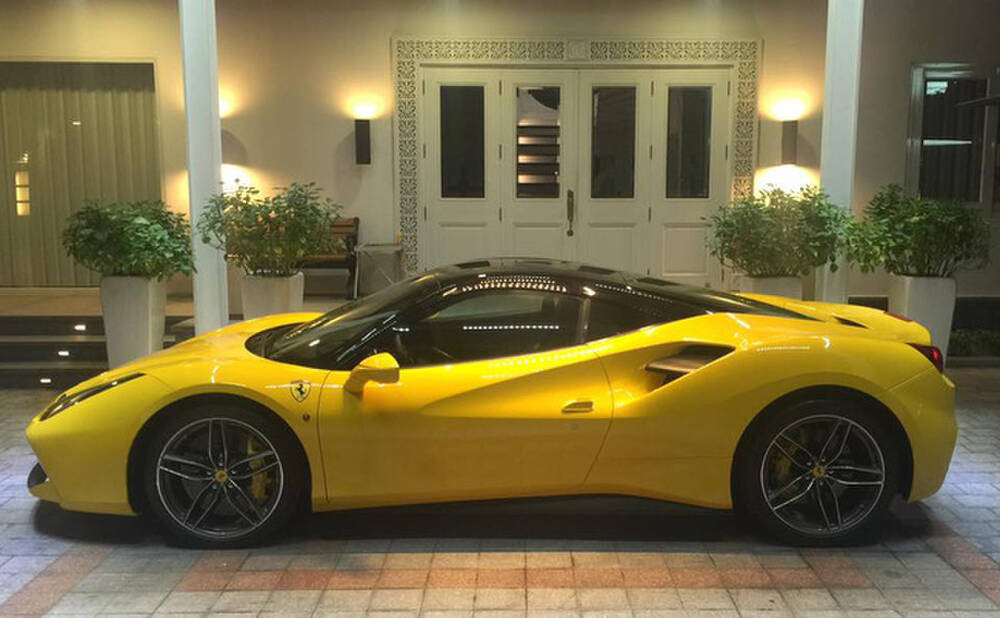 Tháng 6/2016, Phan Hoàng một lần nữa khiến bao người ghen tỵ khi được anh trai tặng siêu xe Ferrari 488 GTB màu vàng rực, trị giá gần 16 tỷ đồng.