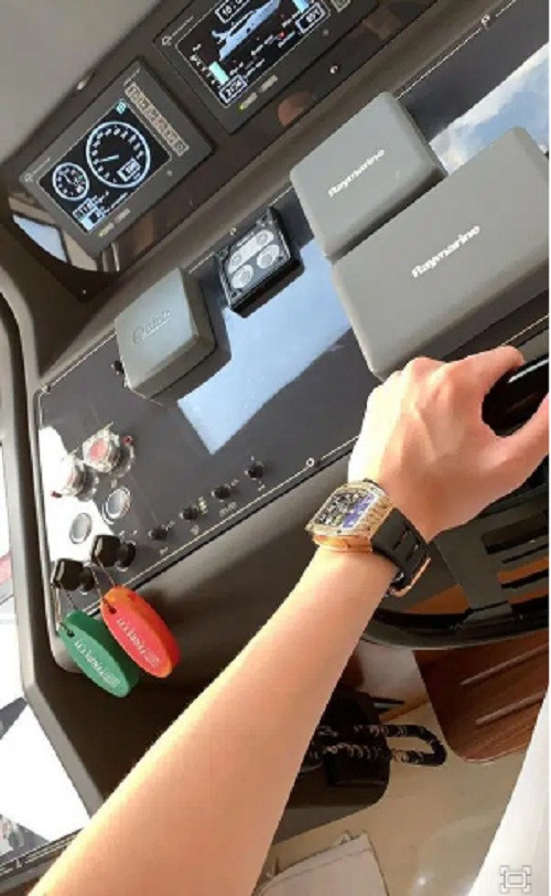 Ngoài siêu xe, thiếu gia Phan Hoàng còn có sở thích tậu đồ hiệu xa xỉ như quần áo, đồng hồ...Nguồn ảnh: Instagram, FB