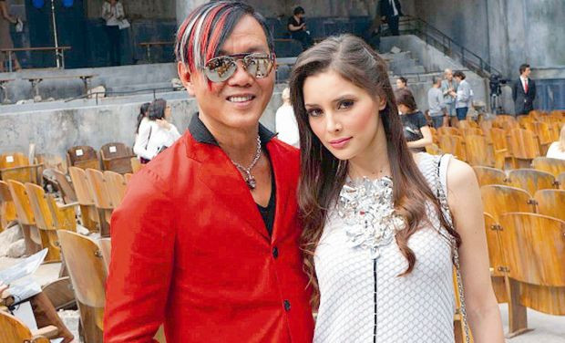 Chuyện tình của họ khiến dư luận chú ý bởi ngoại hình chênh lệch. Trong khi Stephen hơi già nua và cũ kỹ trong những bộ cánh màu mè cùng mái tóc luôn được nhuộm hồng hoặc đỏ thì Deborah lại quá sức hấp dẫn đến mức rực lửa.