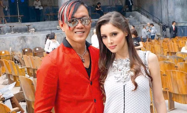 Chuyện tình của họ khiến dư luận chú ý bởi ngoại hình chênh lệch. Trong khi Stephen hơi già nua và cũ kỹ trong những bộ cánh màu mè cùng mái tóc luôn được nhuộm hồng hoặc đỏ thì Deborah lại quá sức hấp dẫn đến mức rực lửa.