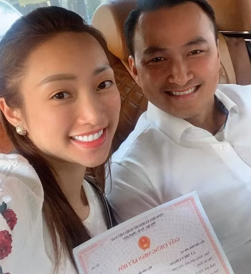 Thông tin diễn viên Chi Bảo kết hôn với bạn gái kém 16 tuổi (Lý Thùy Chang) đang gây xôn xao mạng xã hội. Nam diễn viên và bạn gái quyết định không tổ chức tiệc cưới mà sẽ lùi vào dịp khác thích hợp.