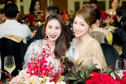 Dù không hoạt động trong showbiz nhưng công việc kinh doanh thẩm mỹ giúp bà xã Chi Bảo có mối quan hệ thân thiết với các nghệ sĩ Vbiz. Nguồn ảnh: FBNV.