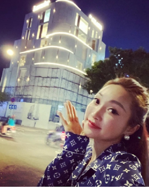 Lý Thùy Chang từng khoe tòa nhà lộng lẫy như lâu đài chính là chi nhánh spa của cô tại TP HCM.