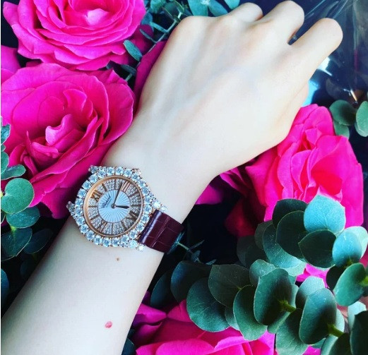 Vợ kém 16 tuổi của Chi Bảo cũng là một người đam mê đồ hiệu.