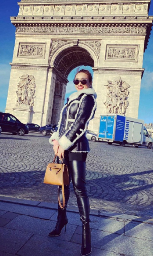 Lý Thùy Chang còn thường xuyên đi du lịch ở nhiều nơi.