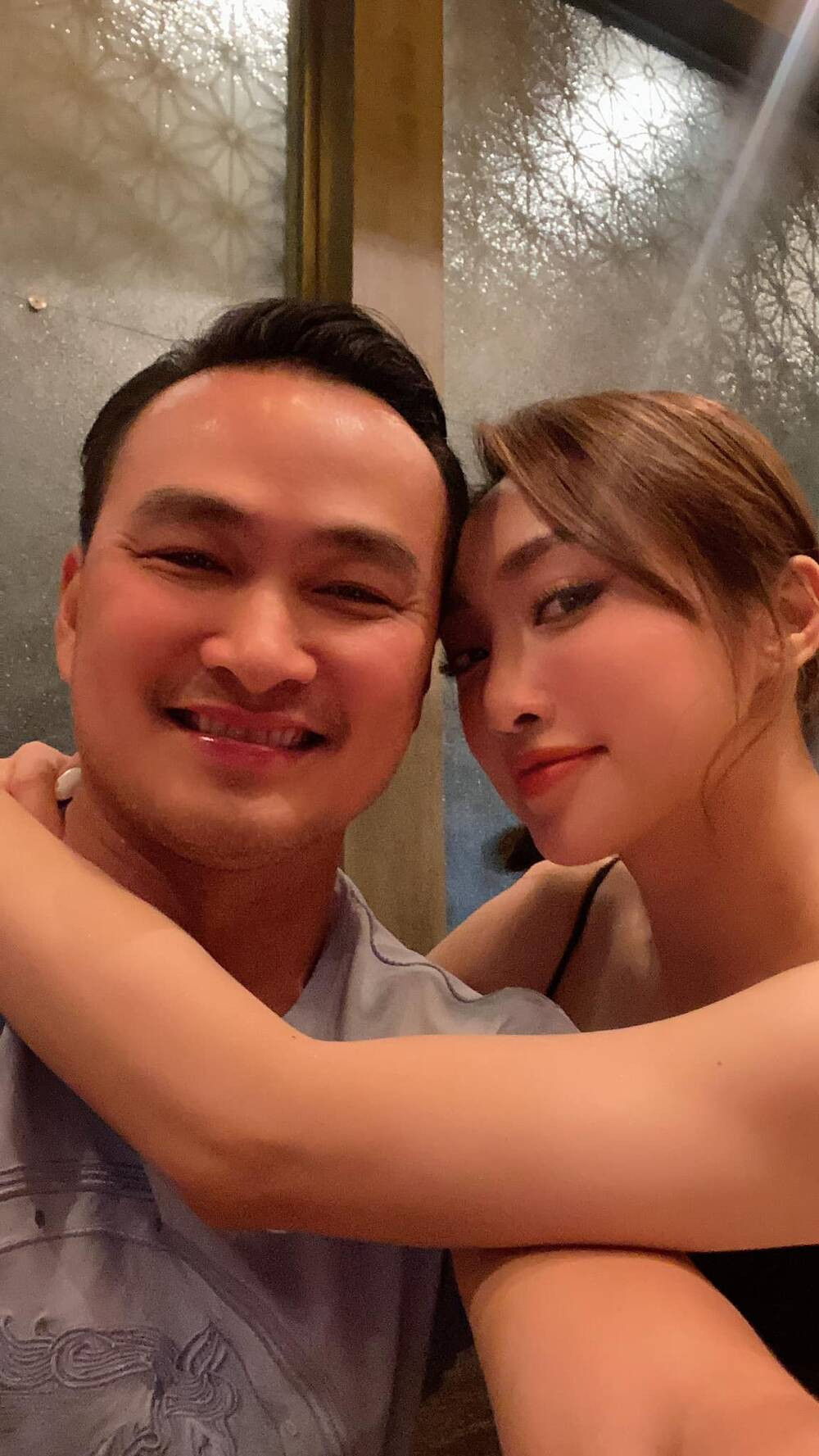 Bà xã Chi Bảo sinh năm 1989 tại Hà Nội và nổi tiếng là người phụ nữ giỏi giang trong giới kinh doanh.