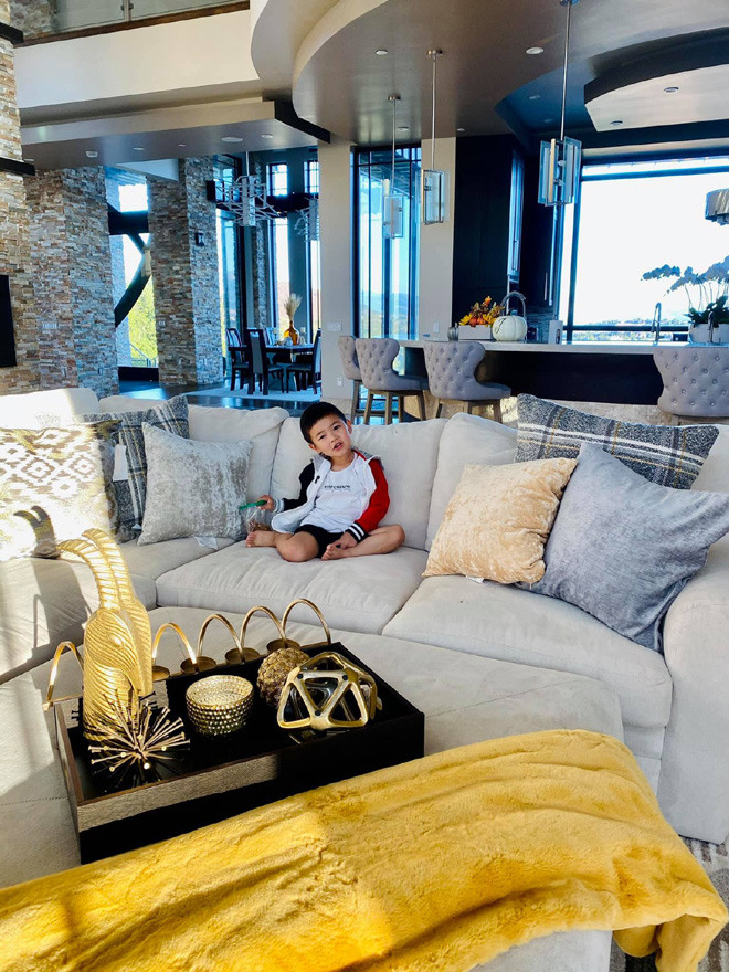 Bé Thiên Từ (tên tiếng anh Mathis) sinh năm 2017 tại Mỹ và được mẹ chăm sóc, nuôi dạy với những điều kiện tiện nghi bậc nhất.