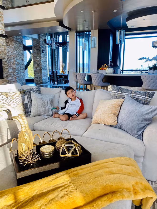 Bé Thiên Từ (tên tiếng anh Mathis) sinh năm 2017 tại Mỹ và được mẹ chăm sóc, nuôi dạy với những điều kiện tiện nghi bậc nhất.