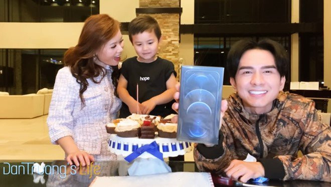 Trong dịp sinh nhật của Đan Trường hồi tháng 11 năm 2020, bé Thiên Từ còn khiến dân tình phải trầm trồ khi tặng bố 1 món quà giá trị cao, đó chính là chiếc iPhone 12 mới ra mắt tại Mỹ.