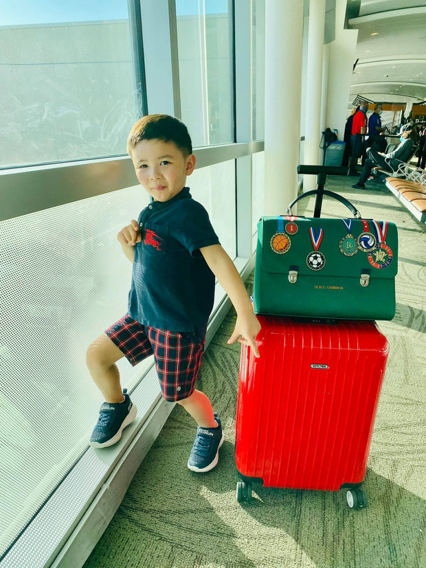 Bé Thiên Từ còn thường xuyên được mẹ cho đi du lịch. Nguồn ảnh: FBNV