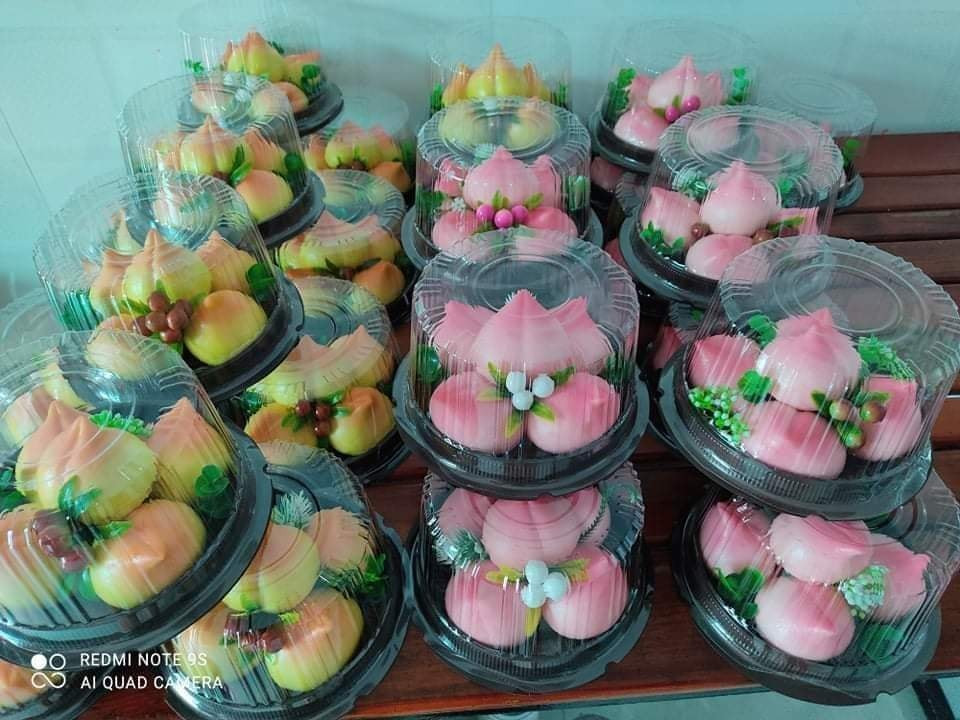 Một set bánh bao đào tiên gồm 5 chiếc có giá từ 80.000 - 95.000 đồng; set gồm 7 chiếc giá từ 100.000 - 115.000 đồng; set gồm 9 chiếc giá 130.000 đồng. Ảnh: Facebook.