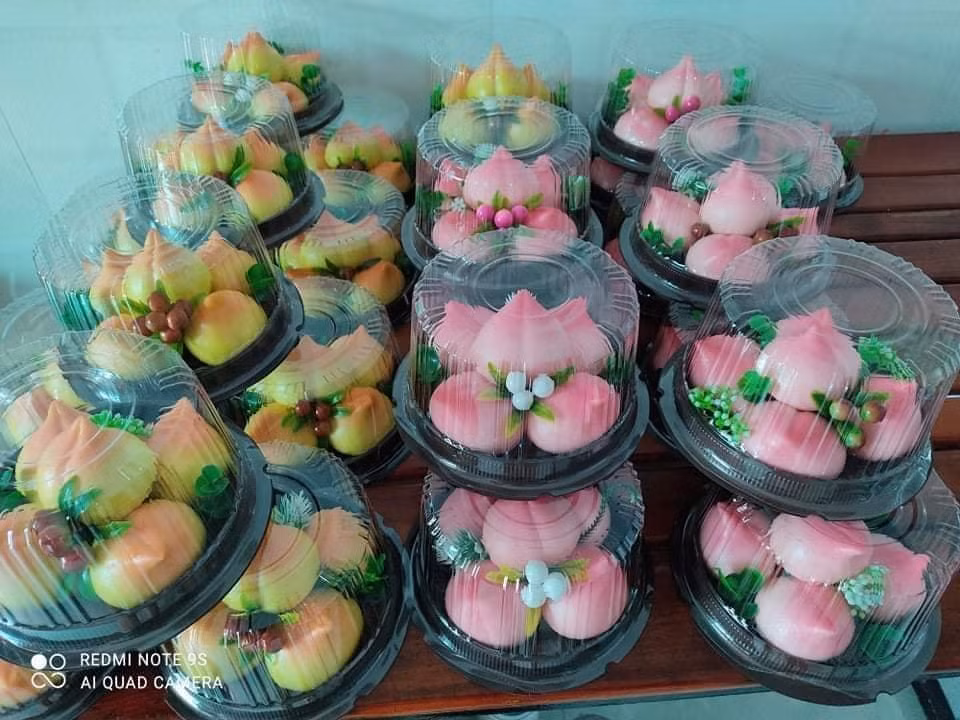 Một set bánh bao đào tiên gồm 5 chiếc có giá từ 80.000 - 95.000 đồng; set gồm 7 chiếc giá từ 100.000 - 115.000 đồng; set gồm 9 chiếc giá 130.000 đồng. Ảnh: Facebook.