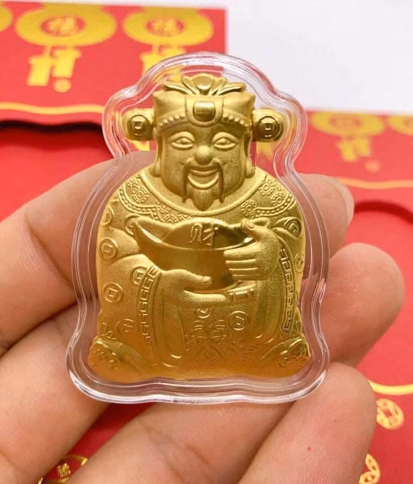 Theo chia sẻ của người bán, năm nay lì xì chứa Thần Tài vàng và trâu vàng là mặt hàng được nhiều người chuộng mua nhất. Ảnh: Facebook.