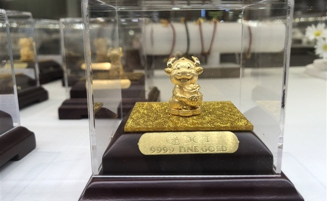 Trong đó, hình tượng Kim Ngưu, Thần Tài hay Âu vàng được dự đoán là mặt hàng "hot", hút khách mua. Giá tiền phụ thuộc vào giá vàng hiện tại cộng thêm tiền công chế tác. Ảnh: VTCNews.