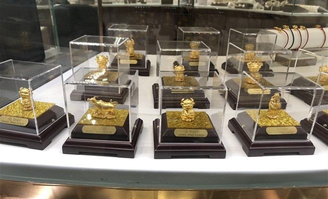 Trước ngày vía Thần Tài, nhiều doanh nghiệp, tiệm vàng bày bán các sản phẩm vàng hình trâu (Kim Ngưu) hay hình Phúc - Lộc - Thọ. Các mẫu này đa dạng về khối lượng, giá tiền và mẫu mã. Ảnh: VTCNews.