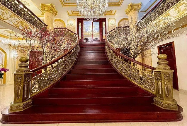 Biệt thự xây từ năm 2008 nhưng mãi đến 2013 mới hoàn thành. Nổi bật nhất là cầu thang rộng như trong khách sạn dẫn lên các tầng. Ảnh: Doanhnghieptiepthi.