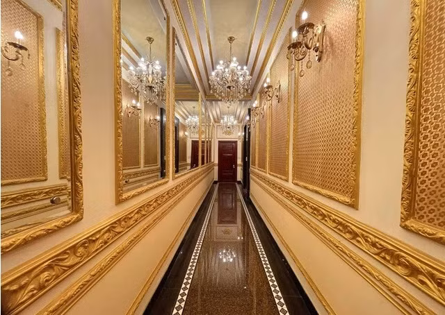 Gia chủ yêu thích màu vàng nên tông màu này được thể hiện ở hầu hết các chi tiết trang trí cầu thang, trần nhà hay hành lang. Ảnh: Doanhnghieptiepthi.