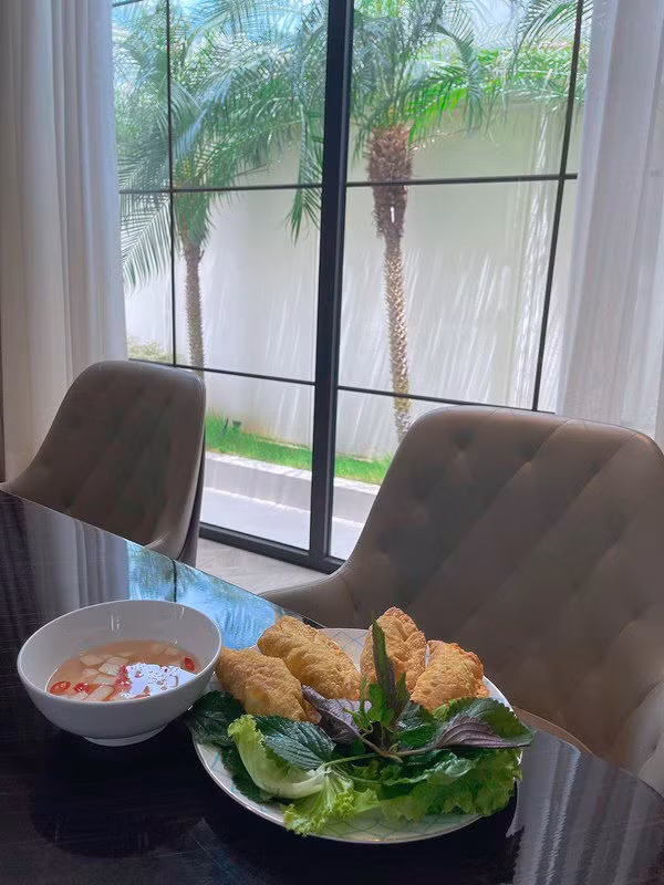 Vợ chồng Huyền Baby chuộng thiết kế bằng kính để lấy ánh sáng tối đa.