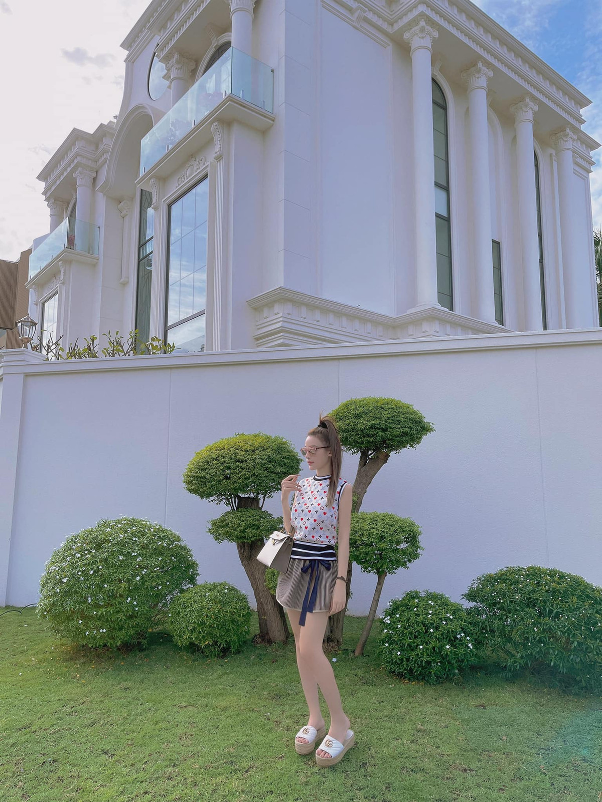 Hiện nay, vợ chồng Huyền Baby đang sống trong căn biệt thự chẳng khác gì lâu đài có giá trị 3,5 triệu đô (hơn 80 tỷ đồng).