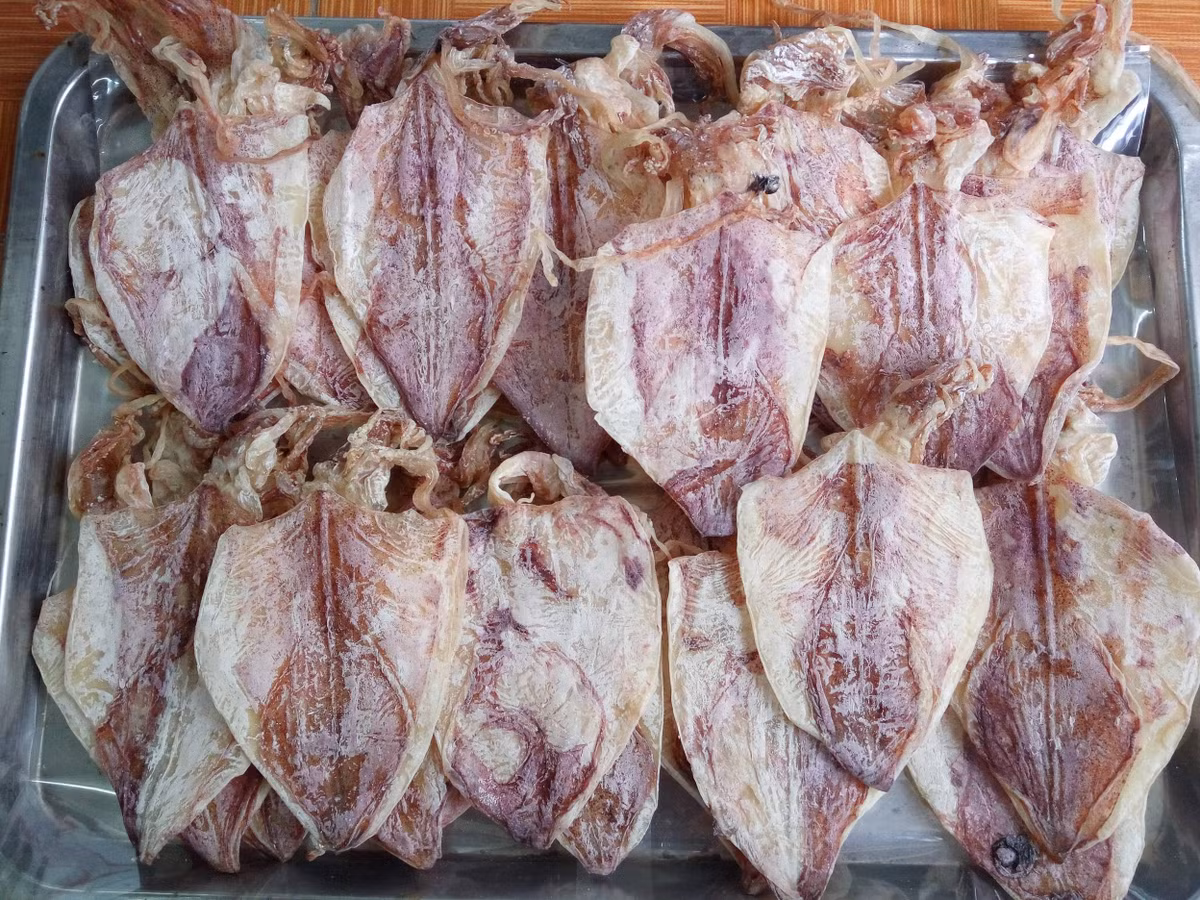 Trong khi đó, giá mực xà khô dao động từ 100.000 - 150.000 đồng/kg, rẻ bằng 1/3 so với nhiều loại mực khô trên thị trường, tùy theo loại lớn nhỏ. Ảnh: Internet